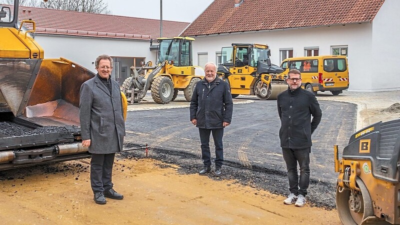Bürgermeister Christian Mayer, Pfarrgemeinderatsvorsitzender Josef Drasch und Architekt Andreas Ortner sehen dem baldigen Ende des Umbaus am Schwanenkirchener Dorfplatz entgegen.