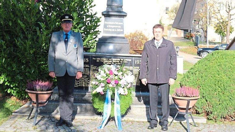 Der Vorsitzende des Krieger- und Reservistenvereins Reißing, Gerhard Schindlmeier, mit Bürgermeister Ewald Seifert am Kriegerdenkmal in Reißing.