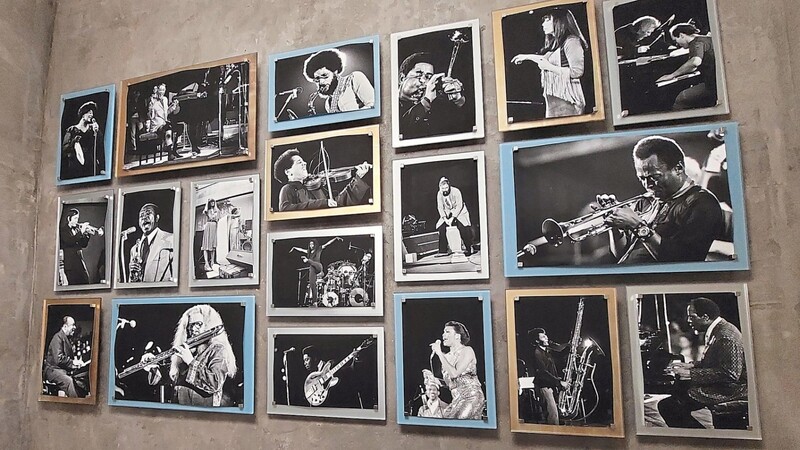 In einem Nebenraum ist eine Collage aus Fotografien des 1980 verstorbenen Fotojournalisten Ludwig Binder zu sehen. Sie alle zeigen Momentaufnahmen der Berliner Jazz-Szene in den 1970er Jahren.