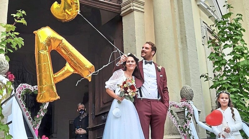 Das Brautpaar beim Verlassen der Wallfahrtskirche in Frauenzell