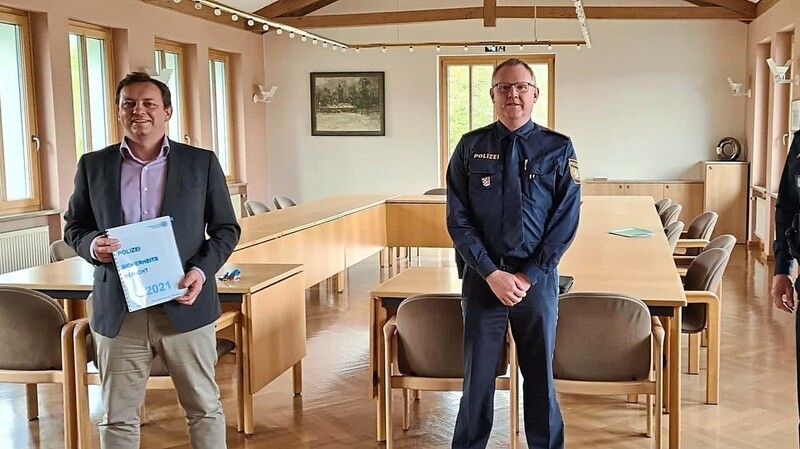 Bürgermeister Stefan Achatz (l.) freute sich über die positive Sicherheitsbilanz der Deggendorfer Polizei.