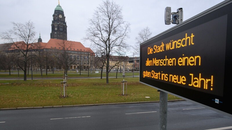Auf einer Anzeigetafel in Dresden steht am Neujahrstag "Die Stadt wünscht allen Menschen einen guten Start ins neue Jahr!" Das Jahr 2021 wird einige passable Kaufgelegenheiten parat haben.