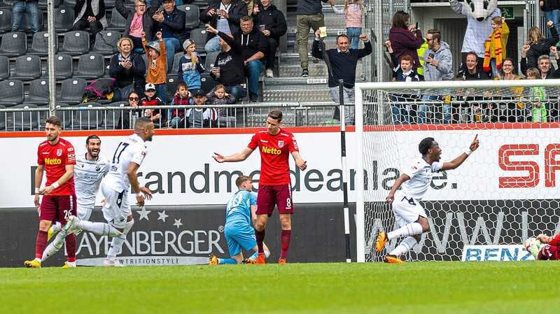 Der SV Sandhausen jubelt, der Jahn ist konsterniert. Nach der Niederlage im Abstiegsduell stehen die Regensburger in der 2. Bundesliga mit dem Rücken zur Wand.