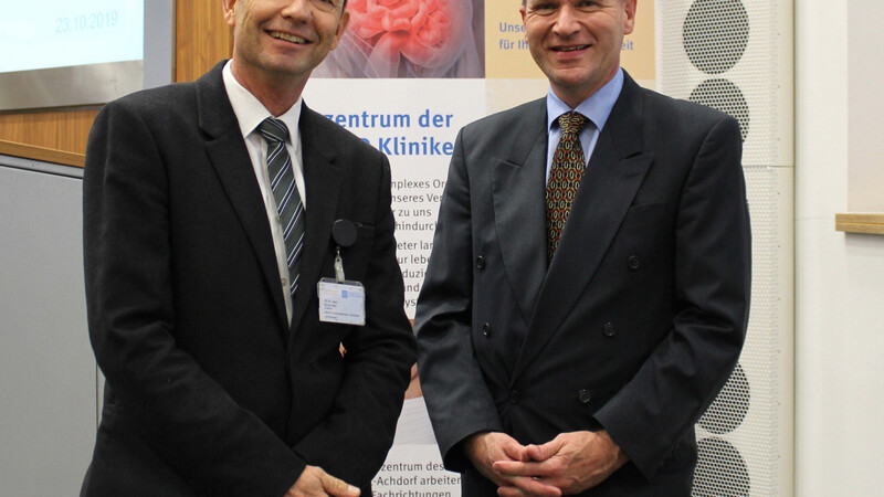 Ärztlicher Direktor und Chefarzt Prof. Dr. Johannes Schmidt (re) sowie Chefarzt PD Dr. Bruno Neu informierten beim Darmgesundheitstag über moderne Therapieverfahren bei Mastdarmkrebs.