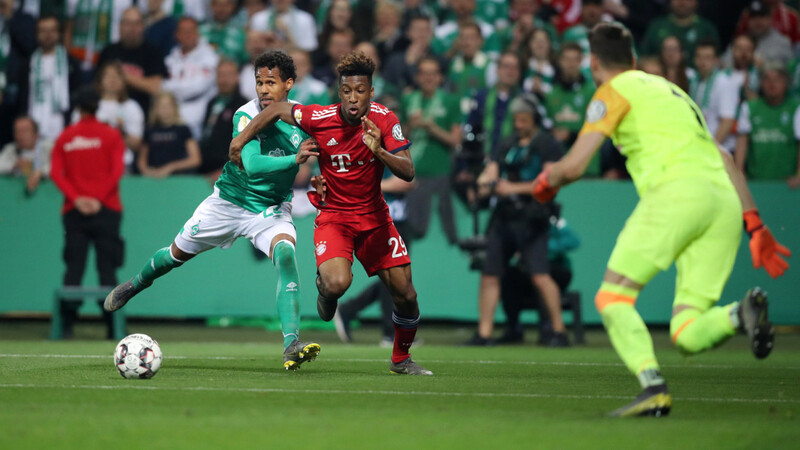 Um diese Szene geht es: Bayern-Star Kingsley Coman (m.) wird von Bremens Theodor Gebre Selassie zu Fall gebracht. Kurz danach gibt es Elfmeter für den FC Bayern.