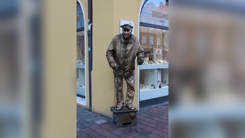 Der Angriff auf Ludwig Rederer, besser bekannt als der "goldene Mann", hat in Landshut hohe Wellen geschlagen. Mittlerweile ist sich die Polizei sicher, den Täter ermittelt zu haben.