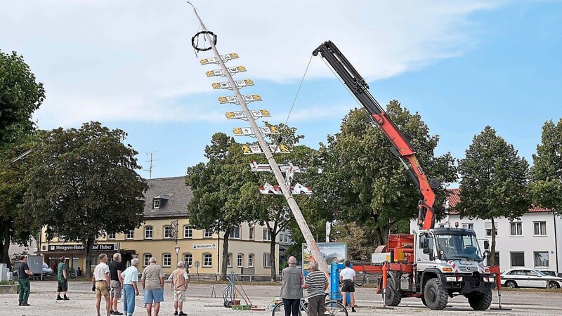 Schlussakt der Moosburger Maibaumhistorie: Ende August 2016 wurde das Kulturstangerl am Viehmarktplatz umgelegt - und seitdem nie mehr aufgestellt.