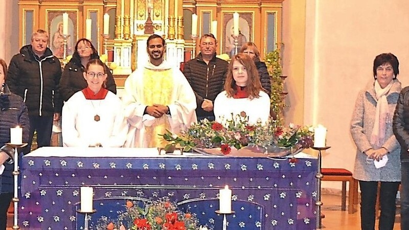 Fünf Paare feierten in diesem Jahr gemeinsam mit Pater Mejo sowie Gerlinde Dendorfer vom Pfarrgemeinderat und Kirchenpfleger Walter Dendorfer (beide links) 30-, 35- oder 45-jähriges Ehejubiläum.