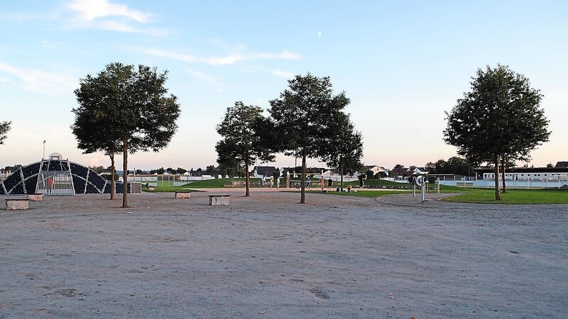 Hinter dem Mehrgenerationenpark soll am östlichen Rand der neue Skatepark entstehen. Das kleine Fußballfeld bleibt erhalten.