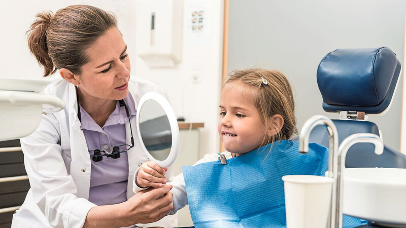 Jeder Zahnarzt kann und darf auch Kinder behandeln - sehr ängstliche Kinder können aber auch einen Spezialisten besuchen.