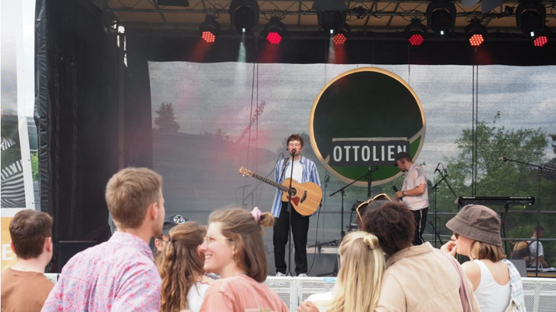 2022 trat unter anderem der Musiker Ottolien beim Campusfest auf. Auch heuer spielen zahlreiche Musiker auf dem Gelände der OTH und der Uni Regensburg.