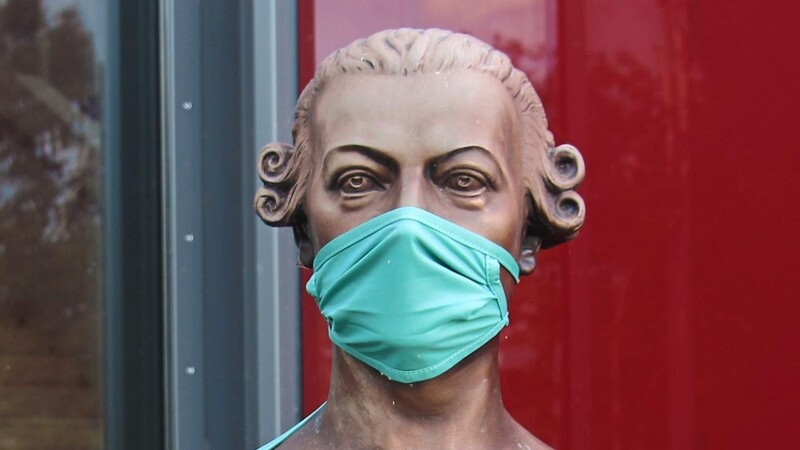Dominicus von Linprun, zu finden vor dem Viechtacher Gymnasium, geht mit gutem Beispiel voran und trägt eine Maske.
