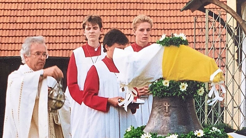 Vor 30 Jahren, im Juli 1991 bekam das Kirchlein Lindach eine zweite, 100 Kilogramm schwere Glocke, die der damalige Pfarrer Hans Bock (links) segnete.
