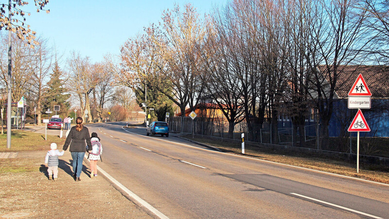 Vor dem Kindergarten Sossau leben Kinder und Eltern gefährlich, weil viele Autofahrer auf der Alten Wörther Straße viel zu schnell unterwegs sind.