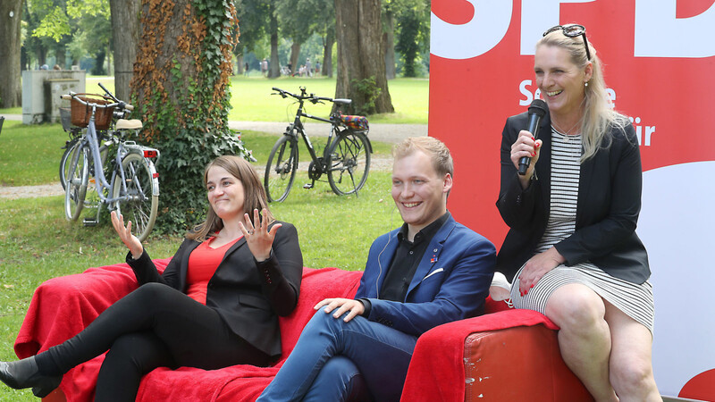 SPD-Stadtchefin Patricia Steinberger (rechts) begrüßte Ronja Endres und Vincent Hogenkamp auf dem roten Sofa, das noch um eine rote Decke ergänzt wurde.