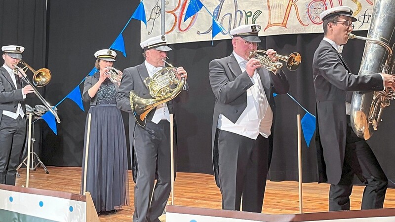 Eine musikalische Donauschifffahrt mit Harmonic Brass und (v.r.) Karl-Wilhelm Hultsch (Tuba), Hans Zellner (Trompete), Andreas Binder (Horn), Elisabeth Fessler (Trompete) und Alexander Steixner (Posaune).
