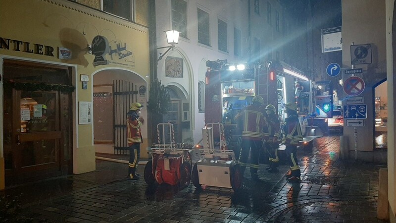 Am Freitagabend rückte die Freiwillige Feuerwehr der Stadt Landshut zu einem Brand in der Schirmgasse aus.