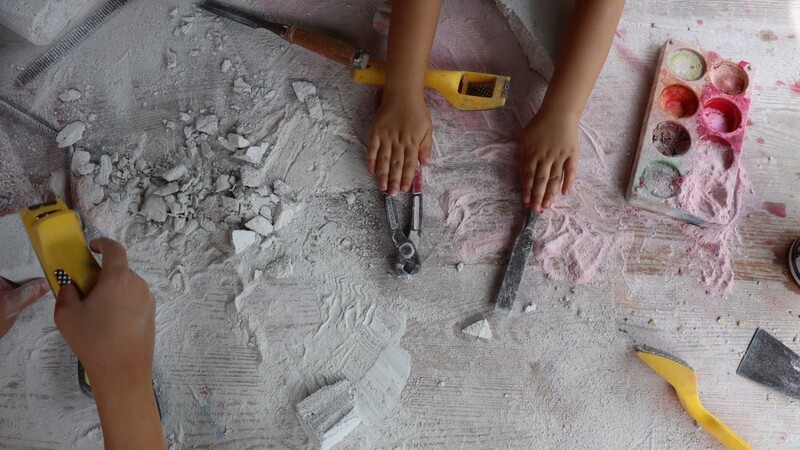 Das Werken mit den Ytong-Steinen ist für die meisten Kinder eine ganz neue Erfahrung - je mehr es staubt umso besser. Dass man die Steine dann noch nach Belieben bemalen kann, macht das Ganze perfekt.