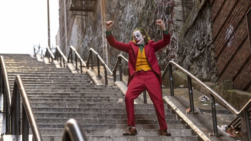 Gedreht in der Bronx spielt "Joker" in Gotham City - einer fiktiven Stadt, die unserer Wirklichkeit gefährlich nahe ist. Und Joaquin Phoenix ist hier der Joker!