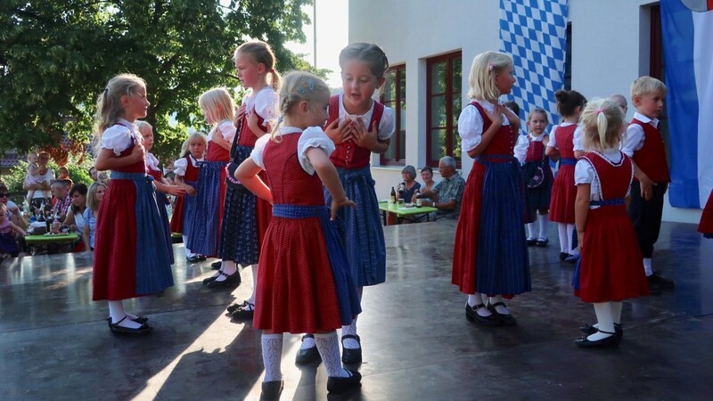 Die Kindergruppe beim neckischen "Hans bleib do".