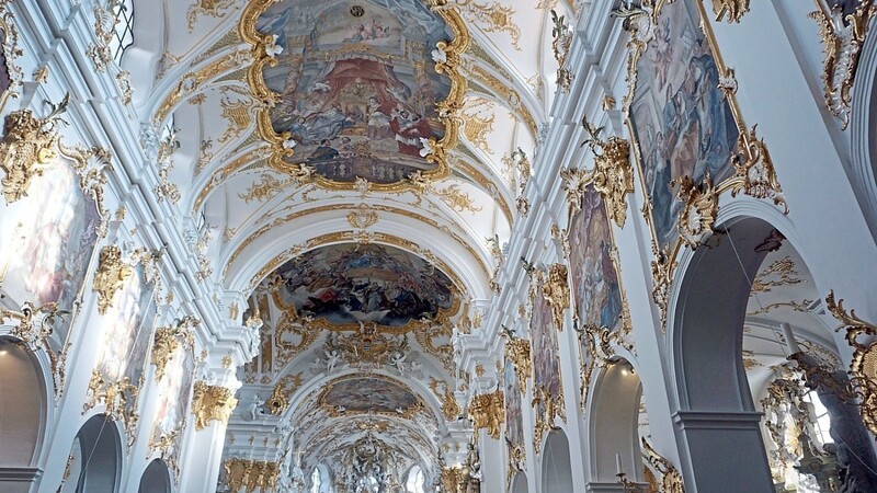 Barocke Elemente sind in Regensburg an etlichen Stellen zu entdecken, wie hier an der Pracht in der Alten Kapelle gut zu sehen ist.
