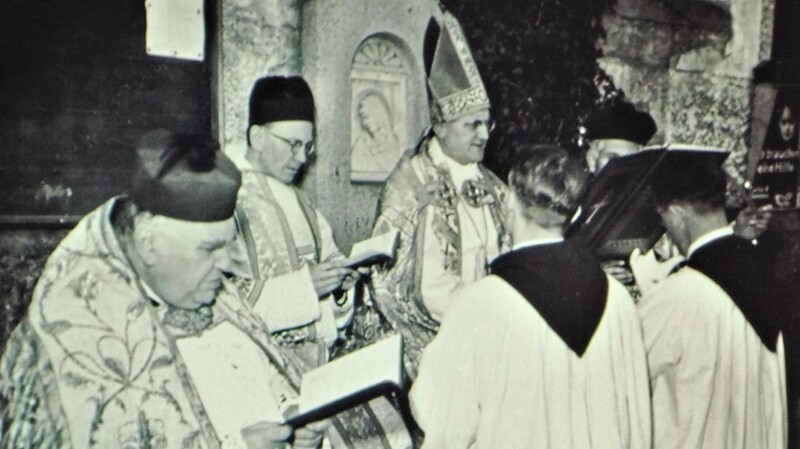 Pater Fink (l.) bei einer Messfeier um das Jahr 1949 zusammen mit Abt Corbinian Hofmeister (hinten, M., mit Mitra).
