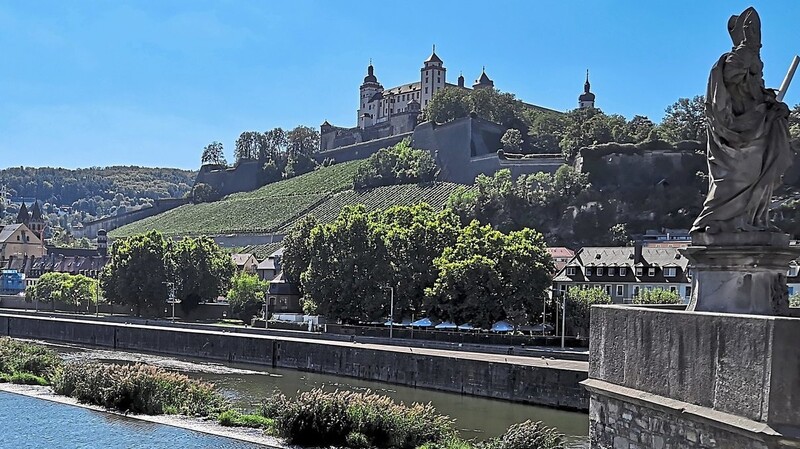 Besucher und Einheimische genießen auf der Alten Mainbrücke gerne mit einem Glas Wein den guten Blick zur Festung auf dem Marienberg.