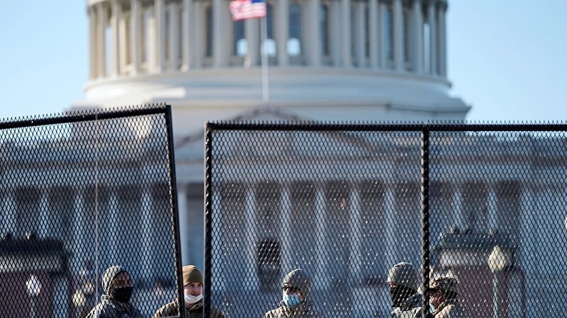 Ein neuer Sicherheitszaun riegelt das US-Kapitol ab. Am Mittwoch hatten Anhänger von Donald Trump das Gebäude gestürmt.