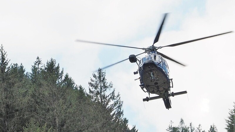 Der Eurocopter verharrt über dem Einsatzort. So kann dann der Verletzte im Luftrettungssack unter Begleitung des Notarztes hochgezogen werden.