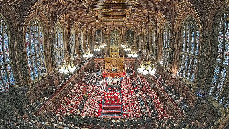 Mit deutlich weniger Pomp als noch vor zwei Monaten hält Königin Elizabeth II. am Donnerstag im britischen Oberhaus die "Queen's Speech".  Foto: Leon Neal/PA Wire/dpa