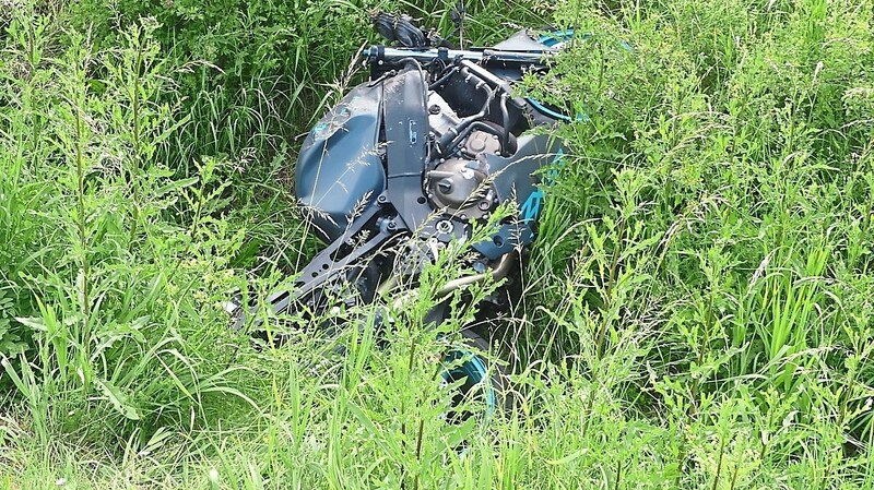Das verunfallte Motorrad liegt im Graben. Der 35-jährige Fahrer wurde schwer verletzt geborgen.