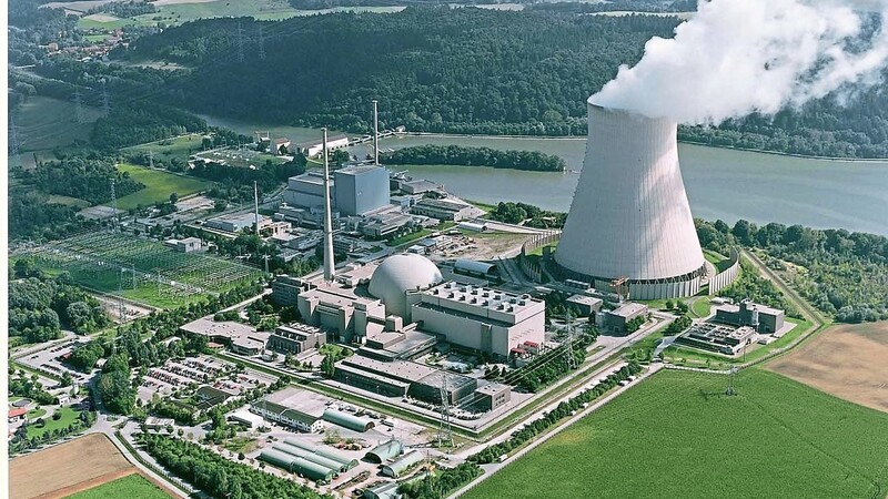 Eine Abschaltung des Atomkraftwerks Isar 2 (im Bild Block 1 und Block 2) bis zum Mai 2020 fordert das Bündnis für Atomausstieg.
