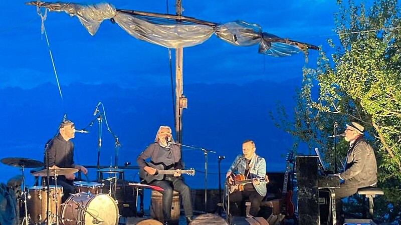 Wenn man Glück hat, kann man Stephan Eicher (Zweiter von links) nicht nur in großen Konzerthallen erleben, sondern beispielsweise auch mal in einem Weingut am Genfer See.