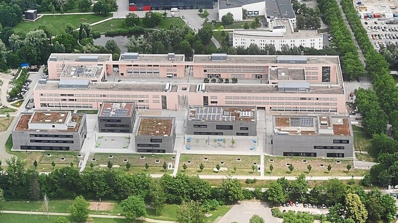 Die Technische Hochschule Deggendorf wächst weiter: Gestern gab Ministerpräsident Markus Söder bekannt, dass knapp 500 neue Studienplätze im Bereich Informatik geschaffen werden.