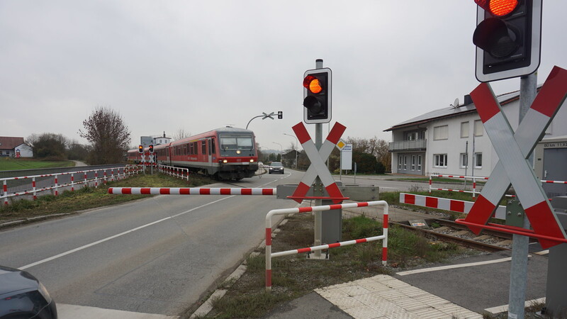 Ein Triebwagen quert den neu erstellten Bahnübergang am westlichen Ortseingang von Laberweinting.