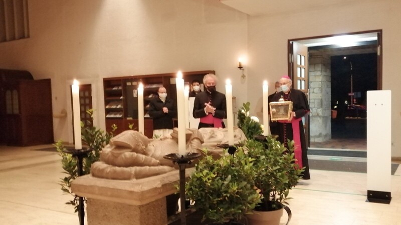Bischof Dr. Rudolf Voderholzer und Pfarrer Alois Möstl mit dem Reliquienschrein aus der Hauskapelle Niedermünster vor dem Hochgrab des Heiligen Wolfgang in der Pfarrkirche.