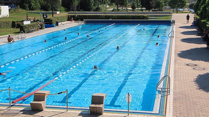 Im Schwimmerbecken galten im Badejahr 2020 andere Regeln: Die Besucher schwammen im Kreis und keine Bahnen, um den nötigen Abstand halten zu können.