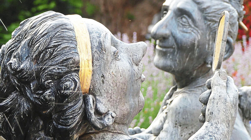 Gestalten am Harzer Jungbrunnen: Eine Frau betrachtet sich eindringlich im Spiegel.  Fotos: