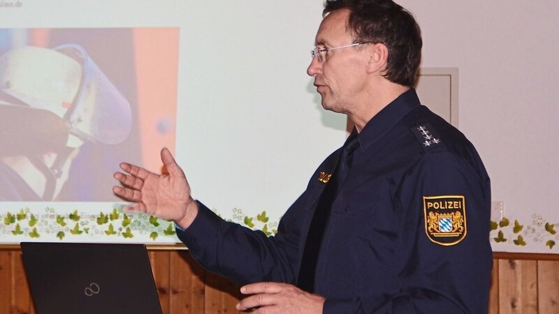Erster Polizeihauptkomissar Bernhard Walter klärte die Feuerwehrleute über ihre Rechte bei der Verkehrsabsicherung auf.