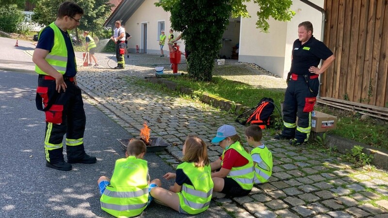 Mit dem Waldbrandrucksack durften die Kinder selbst ein kleines Feuer löschen.