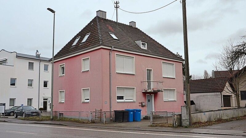 Dieses Gebäude in der Regensburger Straße soll einem Wohn- und Geschäftshaus weichen. Der Bauausschuss des Stadtrats erteilte dazu eine Reihe von Befreiungen vom Bebauungsplan.