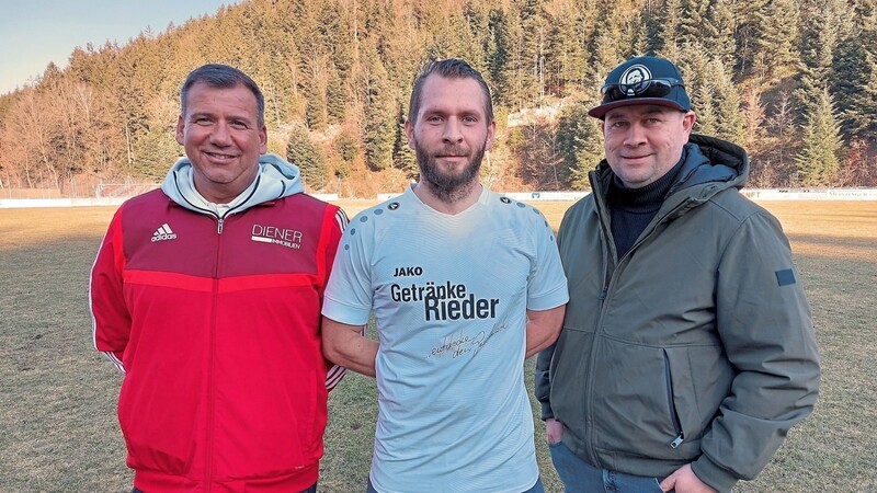 Abteilungsleiter Matthias Groß (von rechts), Neuzugang Sergej Konakow und Trainer Walter Luttner.