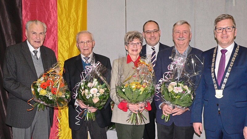 Machten sich um das Rohrer Volksbildungswerk verdient (v.l.): Rektor a.D. Franz Spitzenberger, Konrad Seisenberger, Irmgard und Hans Weber sowie Bernhard Loibl, hier mit Bürgermeister Andreas Rumpel.
