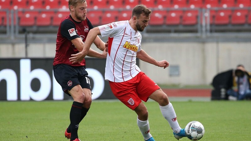 Benedikt Gimber (rechts) hat sich beim Auswärtsspiel des SSV Jahn in Nürnberg verletzt.