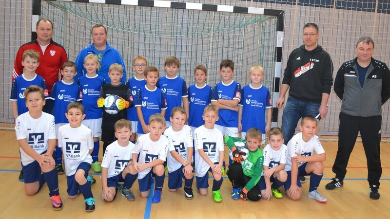 Bei den F-Junioren beteiligte sich der Gastgeber mit zwei Mannschaften, die "F 1" (in blau) holte den Turniersieg, die "F 2" (in weiß) erreichte den dritten Platz in ihrer Altersklasse.