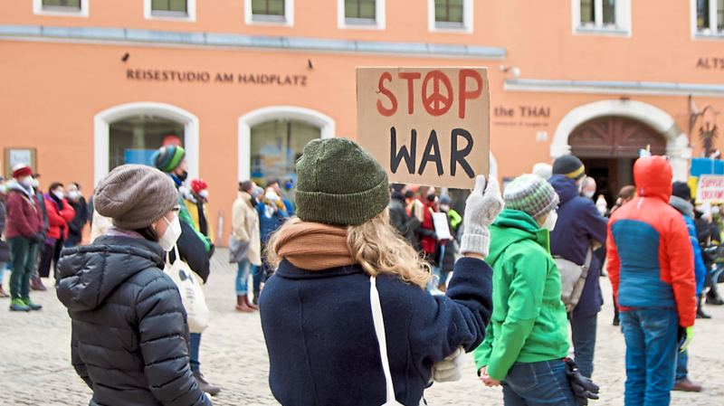 "Stoppt den Krieg": Diese Forderung einte die Demonstranten am Sonntag auf dem Haiplatz.