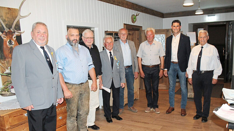 Einige der geehrten langjährigen Mitglieder mit Vorsitzendem Konrad Feldmeier (Vierter von links), seinem Stellvertreter Hans Attenberger (links) sowie Bürgermeister Andreas Liebl (Zweiter von rechts) und Schriftführer Gerd Hornig (rechts).