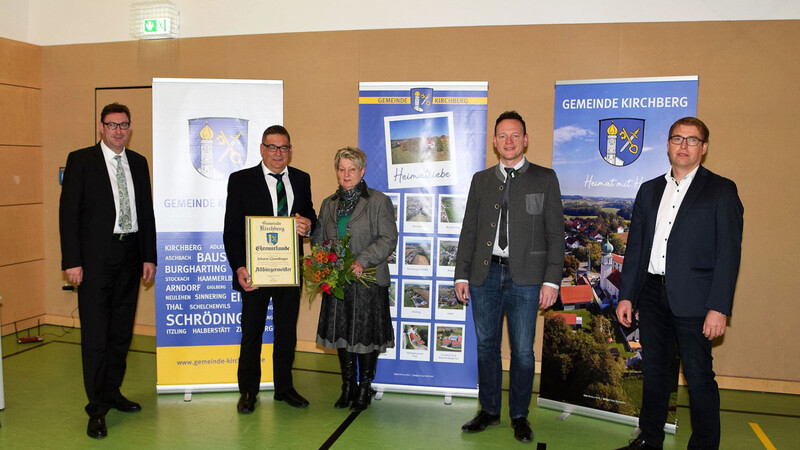 Der frisch gebackene Altbürgermeister Hans Grandinger (2. v. l.) mit seiner Frau Resi, es gratulierten (v. l.) Landrat Martin Bayerstorfer, Bürgermeister Dieter Neumaier und zweiter Bürgermeister Martin Strobl.