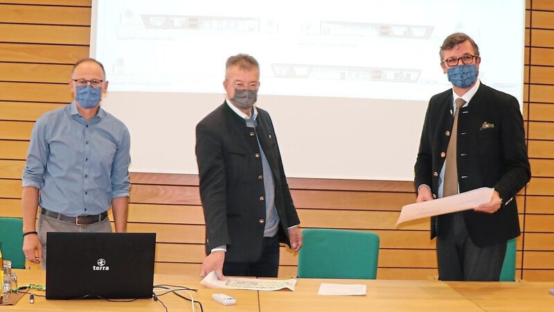 Kämmerer Thomas Vogl, Bürgermeister Markus Ackermann und Unternehmer Michael Matt beim Betrachten der Pläne