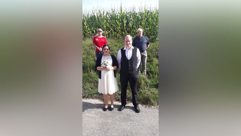 Das Brautpaar Alex und Veronika mit den beiden Gratulanten.